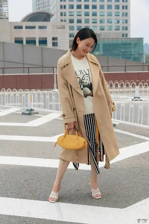 高圆圆这样为自己挑选一件浅卡其色的风衣,中长款的风衣搭配起来也有