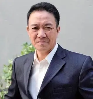 也凭借这部经典电视剧获得了金鹰奖观众喜爱男演员奖.