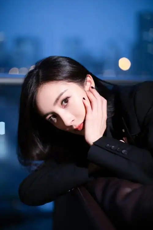 杨幂黑色西服优雅性感写真图片