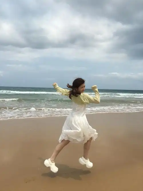 赖美云超话  家人们我听说现在去海边都流行这么打卡,是真的吗97