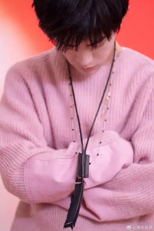 易烊千玺新歌微醺感##易烊千玺粉色毛衣生日写真