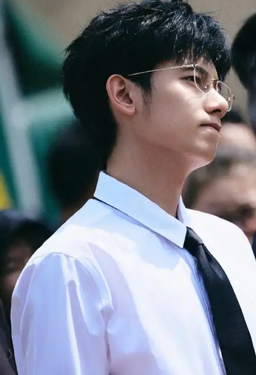 胡先煦睡觉也别摘眼镜