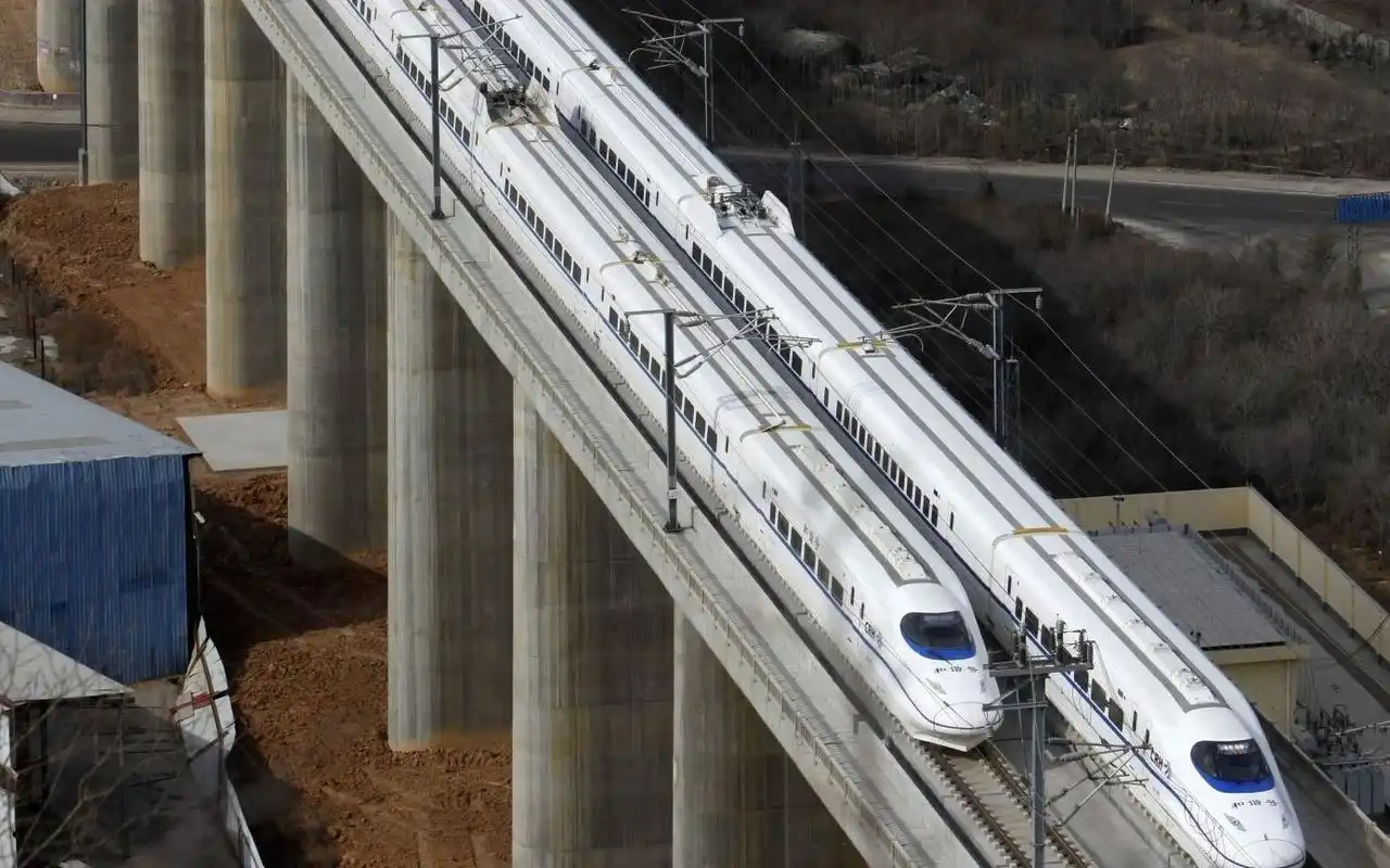 "和谐号"动车驶过.  图片来源:新京报网