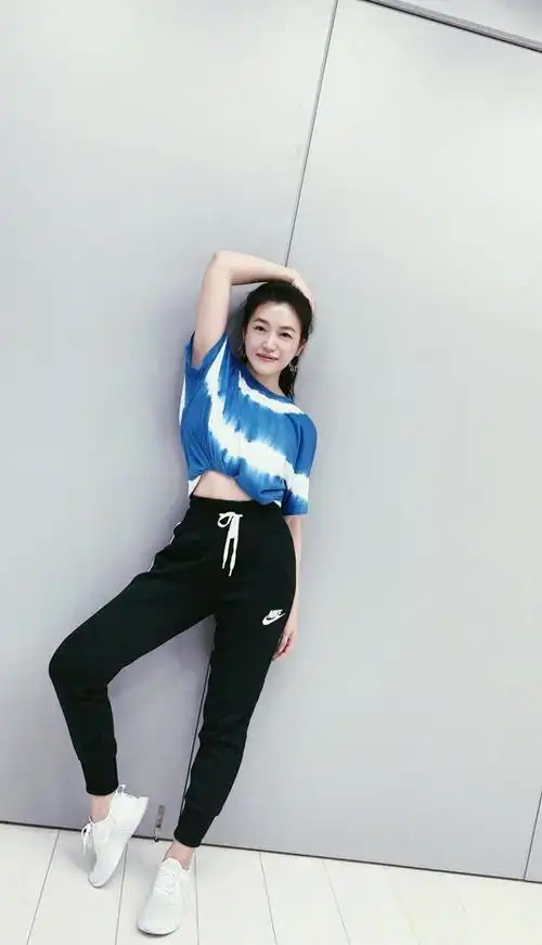 陈妍希终于出大招穿黑色连衣裙侧面后背太惊艳当妈后更敢穿