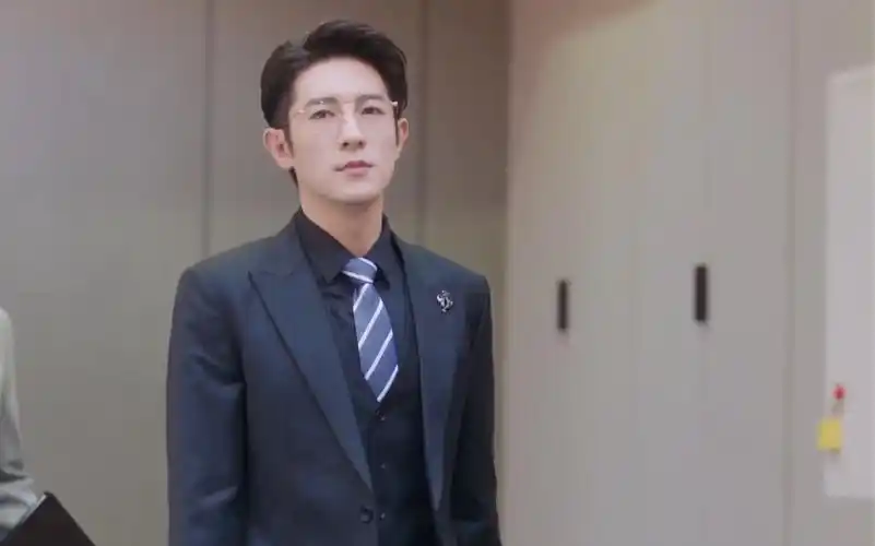 季肖冰西装眼镜半永久吧.太有那味了.