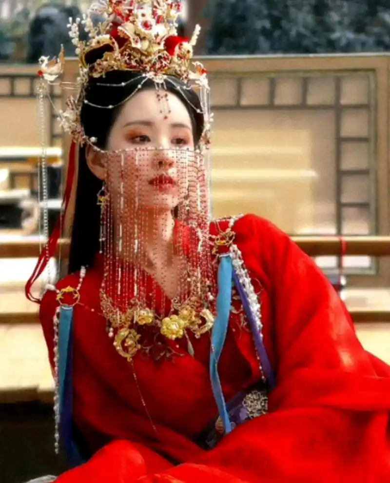 赵露思神隐的婚服造型和陈都灵的好像,发冠类似,还有那个珠子面纱