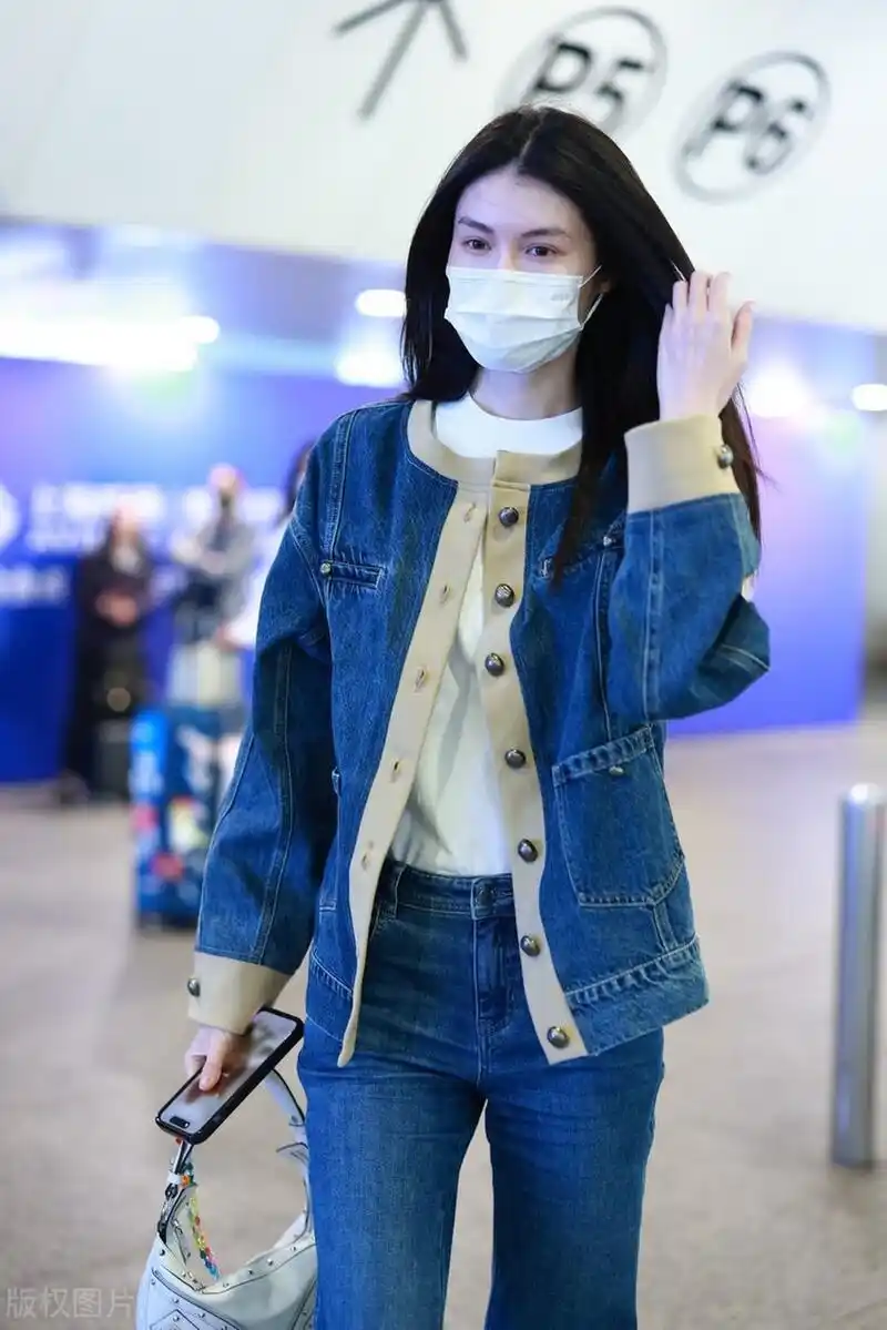 何穗机场街拍,牛仔外套 牛仔裤 白色t恤,夏天最时髦组合!
