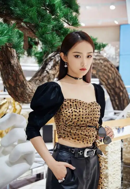 吴佳怡抹胸甜酷写真图片44