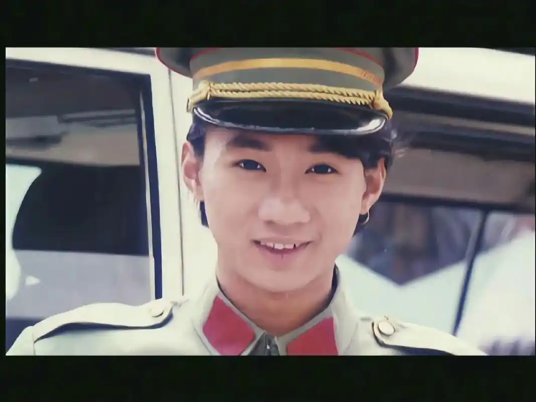 眼中有光,笑容将心融化.#黄家驹 #beyo - 抖音