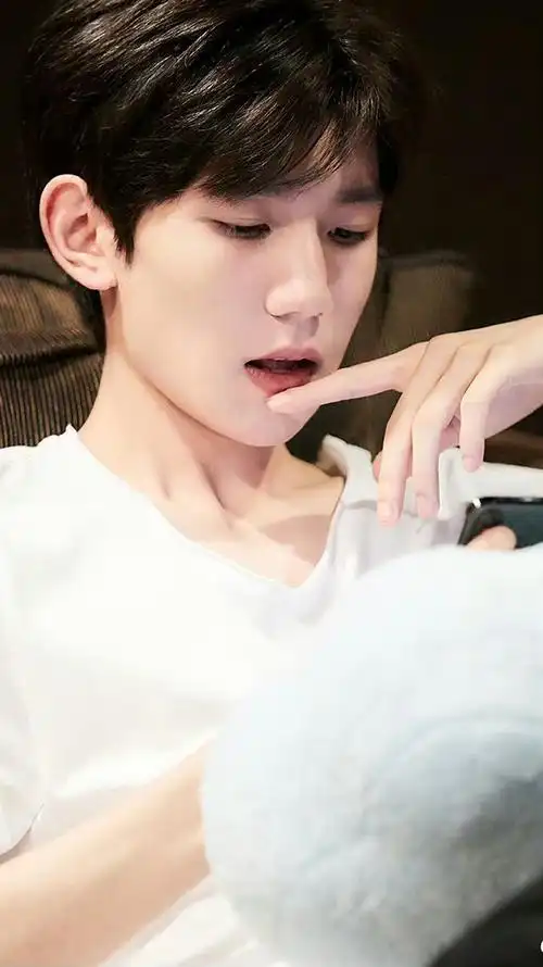 王源白衬衫素颜照