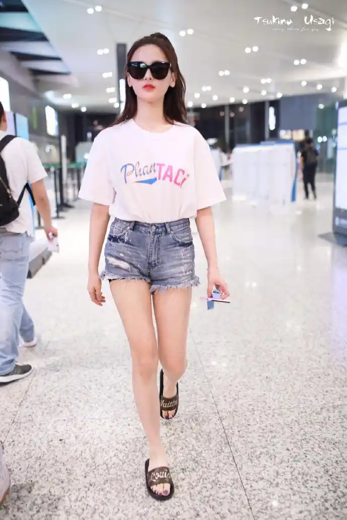 杨超越戴墨镜穿白色t恤搭配蓝色牛仔短裤现身机场,烈焰红唇,皮肤白嫩