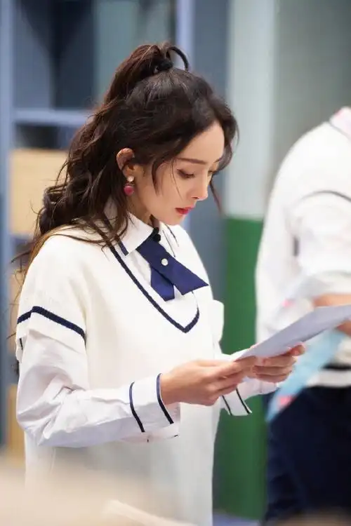 还是杨幂会玩穿校服录节目演绎娇俏学生妹35岁状态令人羡慕