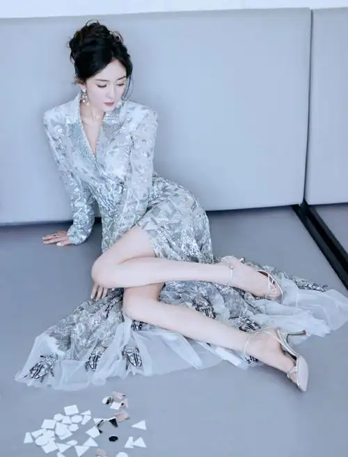 杨幂 高跟美腿,诱惑十足#杨幂银色西装裙#杨幂超话#内娱天选理想型