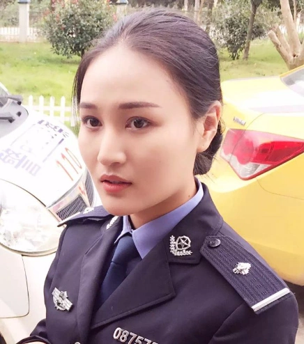 近来,杜雪晴一改往日冷艳路线,在新戏饰演一名活泼正气的女警.