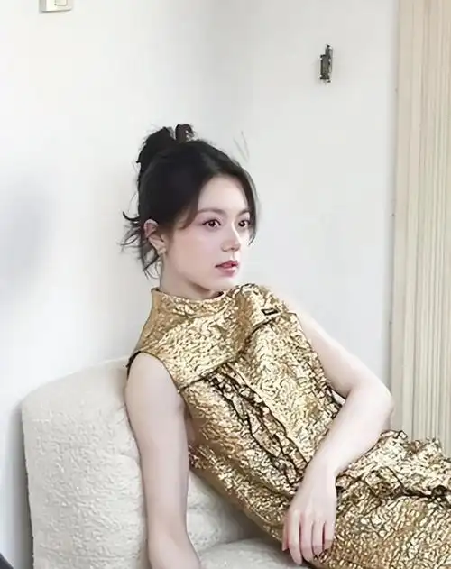 赵今麦无袖鎏金裙亮相, 少女感十足,妥妥的少女范儿!