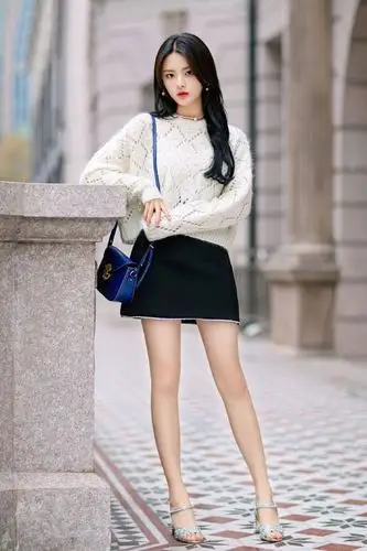 杨超越壕气,穿9千9的毛衣配9千1的半裙,秀长腿美成漫画女主