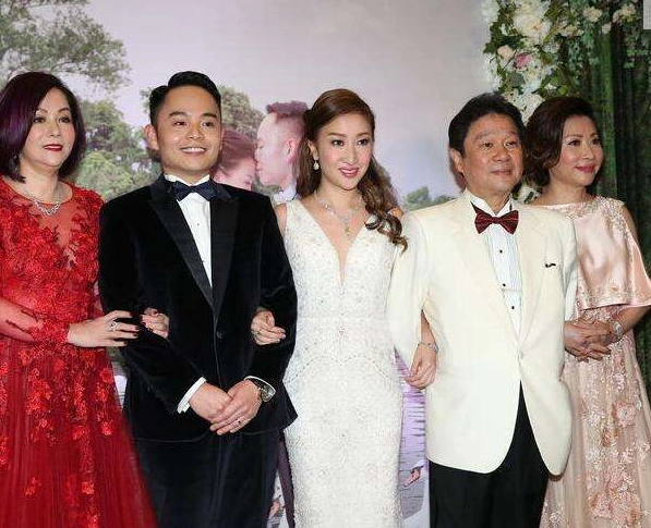 她暗指的可能就是毛玉萍的儿子那场婚礼了,当时毛玉萍参加了儿子的