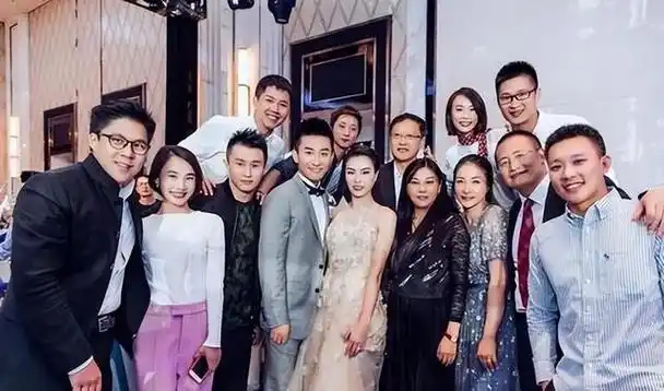 郭晶晶婚照惊艳全场,伴娘团尽显皇室风范!