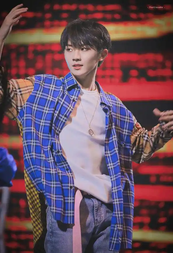 马嘉祺绝对中心 眼睛很有神,瞳孔又大又亮,眼尾上挑,略微狐狸相.