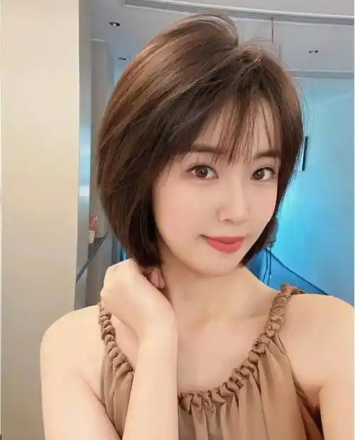 女人过了50岁,不知道剪什么发型?不妨试试这5款,气质又减龄!