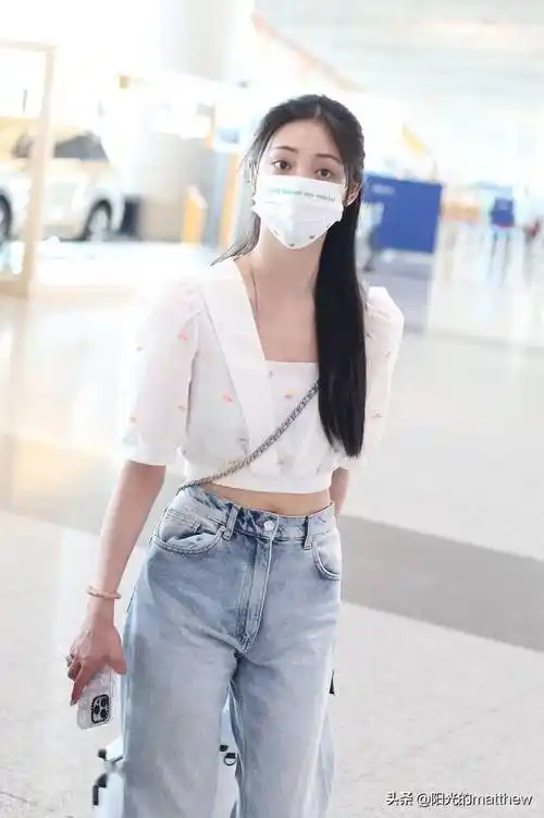 周洁琼白色露脐上衣牛仔裤现身机场长发披肩温柔尽显