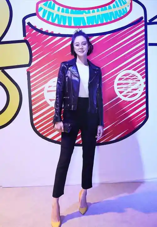 关于董璇同框画面真美一个穿皮衣时髦洋气一个穿皮裤大方高级