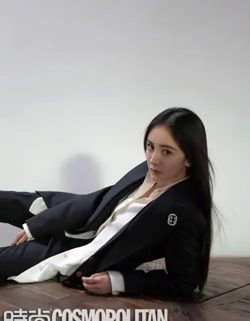 杨幂最新大片曝光!黑白风攻气十足,长腿诱惑眼神撩人