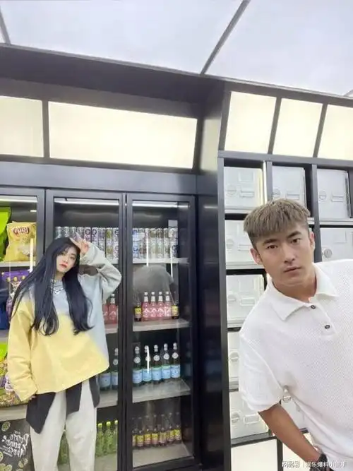 论女明星的偶像自觉喻言和男友人的合照