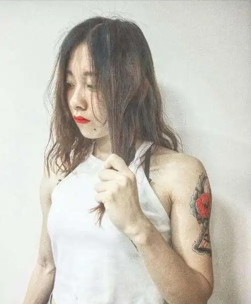 中国短跑女神葛曼棋,小腹"纹身"惹争议,23岁长相清纯仍单身