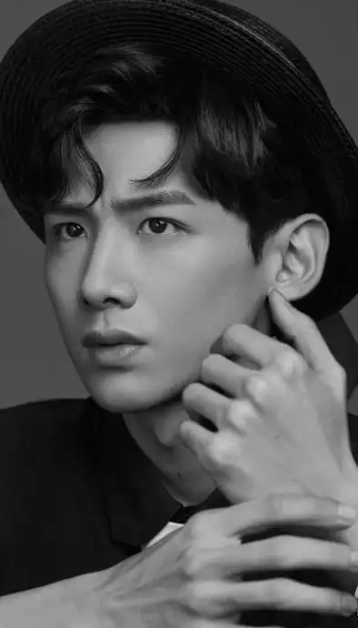 那时候白敬亭报名参加了《跟着贝尔去冒险》荒野求生版的综艺