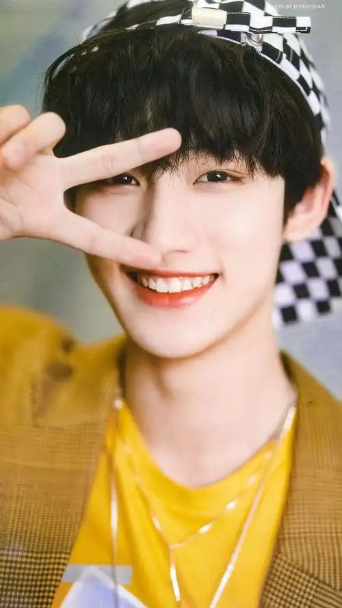 可以给我点儿丁程鑫非常灿烂非常治愈的元气笑容图嘛我想去给我小姐妹