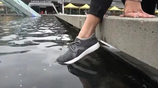 世界首款100%的防水运动鞋,一滴水也进不去,穿着它随便踩水坑!