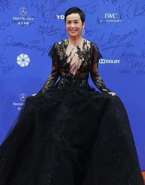 蒋雯丽穿衣太大胆镂空玩出花网友惊呼太大胆了扛不住