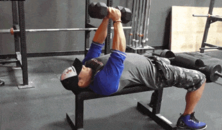 想练出胸肌中缝?这4个动作帮你一把