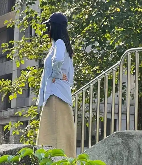 高圆圆带女儿在台北公园玩耍,母女两背影一模一样!_rhea_生活_网友