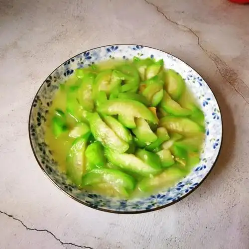 清炒丝瓜,菜色莹绿,咸鲜适口,太下饭了