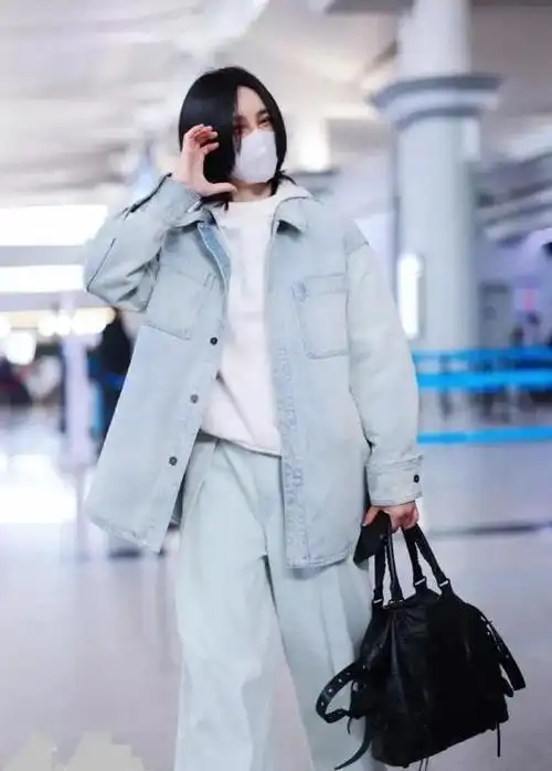 尚雯婕机场新造型引热议:一套"简约风格"不失个性,洒脱还时髦