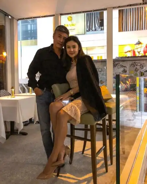 乐基儿老公近照曝光,斯文帅气身家不菲,夫妻俩相互依偎恩爱同框