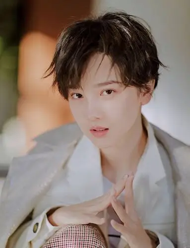 首页 女生发型 短发 有层次的短碎发今年更流行 2019最新款时髦短碎发