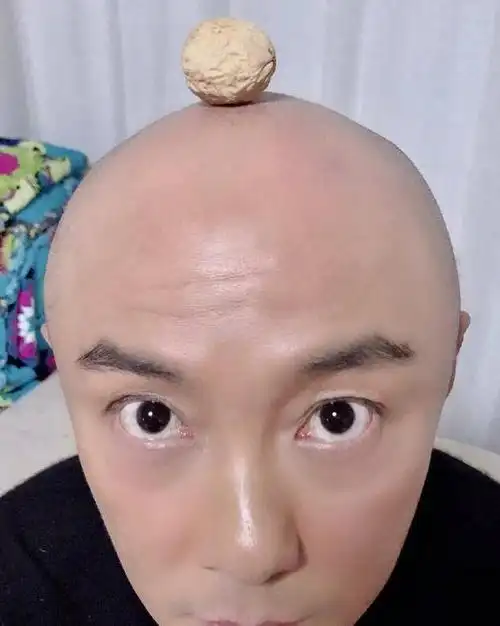 "他还晒出一张头顶核桃的照片,看起来十分搞笑.
