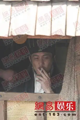 陆毅一下戏就抽烟 "诸葛亮"晚年造型曝光