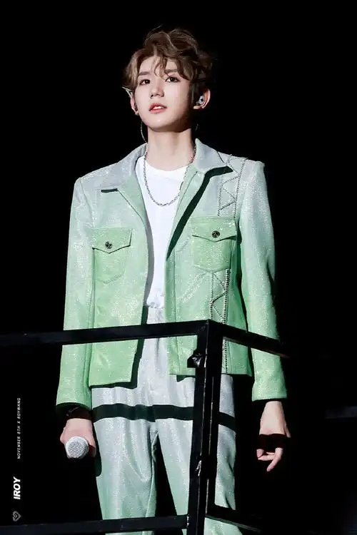 与王源十年璀璨共往##王源放下话筒之后还在唱