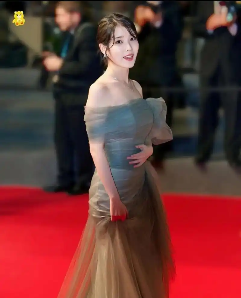 iu李知恩,裙子不赖,人长的也好看