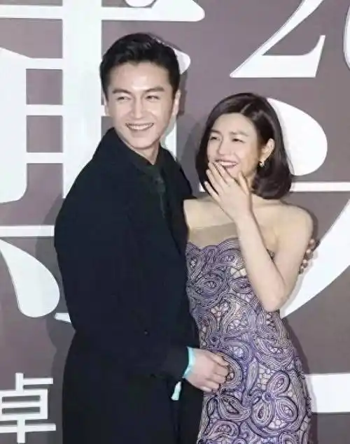 陈妍希罕见与老公陈晓亮相,穿抹胸裙像女王,小4岁的他像小跟班_活动