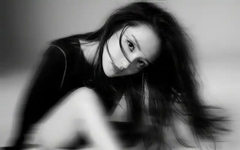 李沁黑白光影高清桌面壁纸