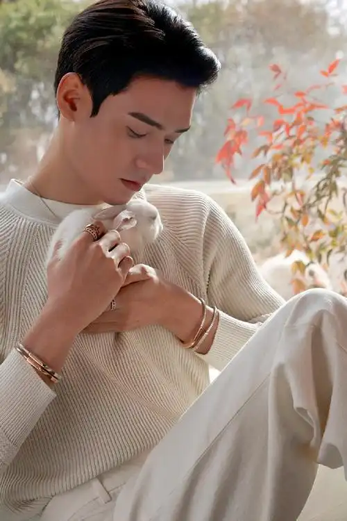 龚俊时尚芭莎背头抱兔子造型