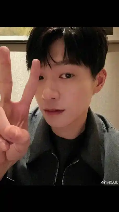 魏大勋星期五晒五张自拍##魏大勋星期五比耶自拍