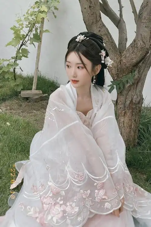 毛晓彤古装唯美写真曝光,温婉柔美宛如画中人