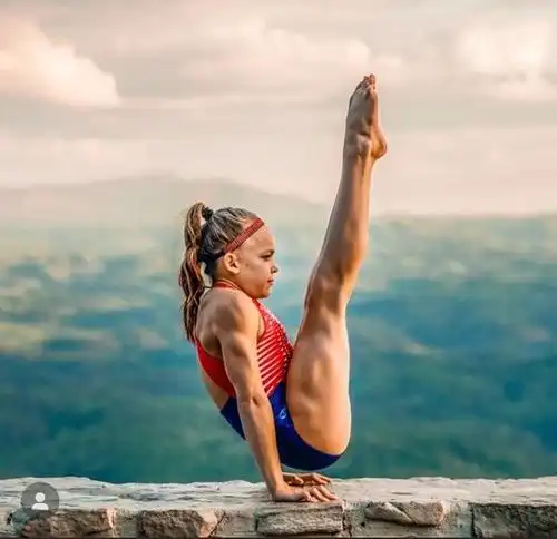 美国10岁女孩秀肌肉!穿衣少女荷尔蒙爆棚,挂脖衣难藏浑身腱子肉