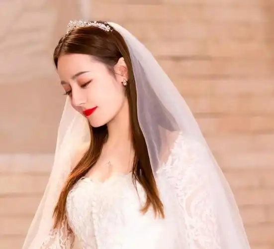 迪丽热巴飘纱鱼尾长裙,梦回"周放"婚纱造型,这身材真实存在?